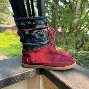 Toms Women’s Red Suede Aztec Print Faux Fur Wrap Laces‎ Moccasin Boots Size 6.5